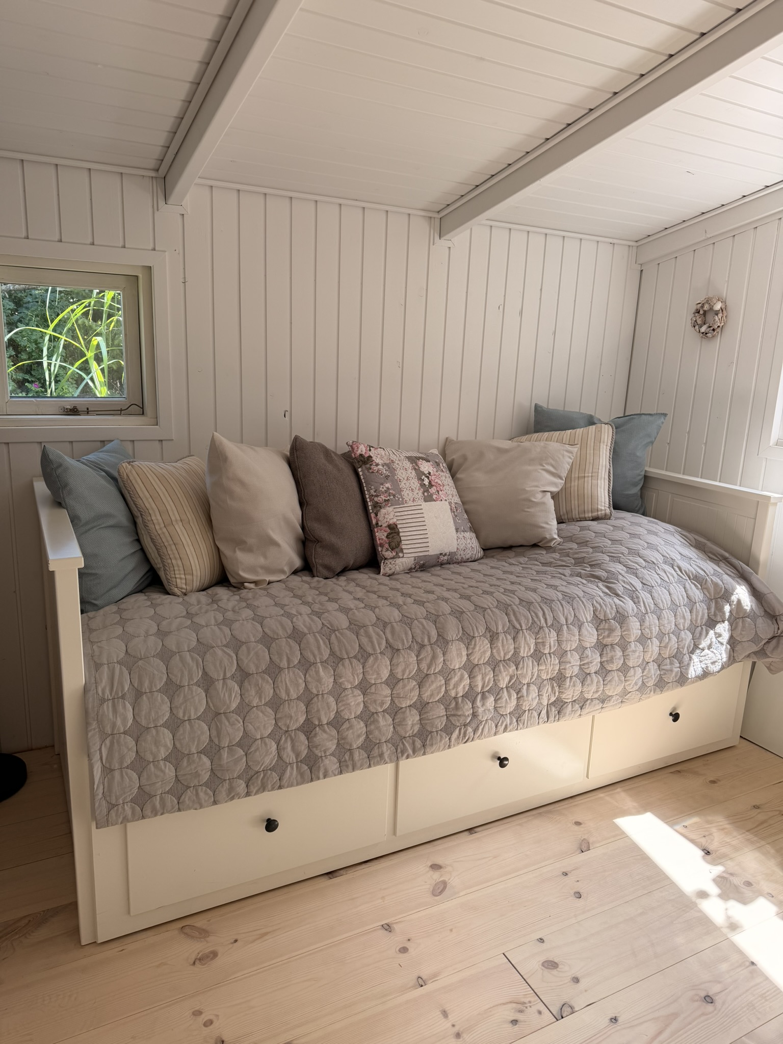 Daybed med puder i et af VesterLys værelser