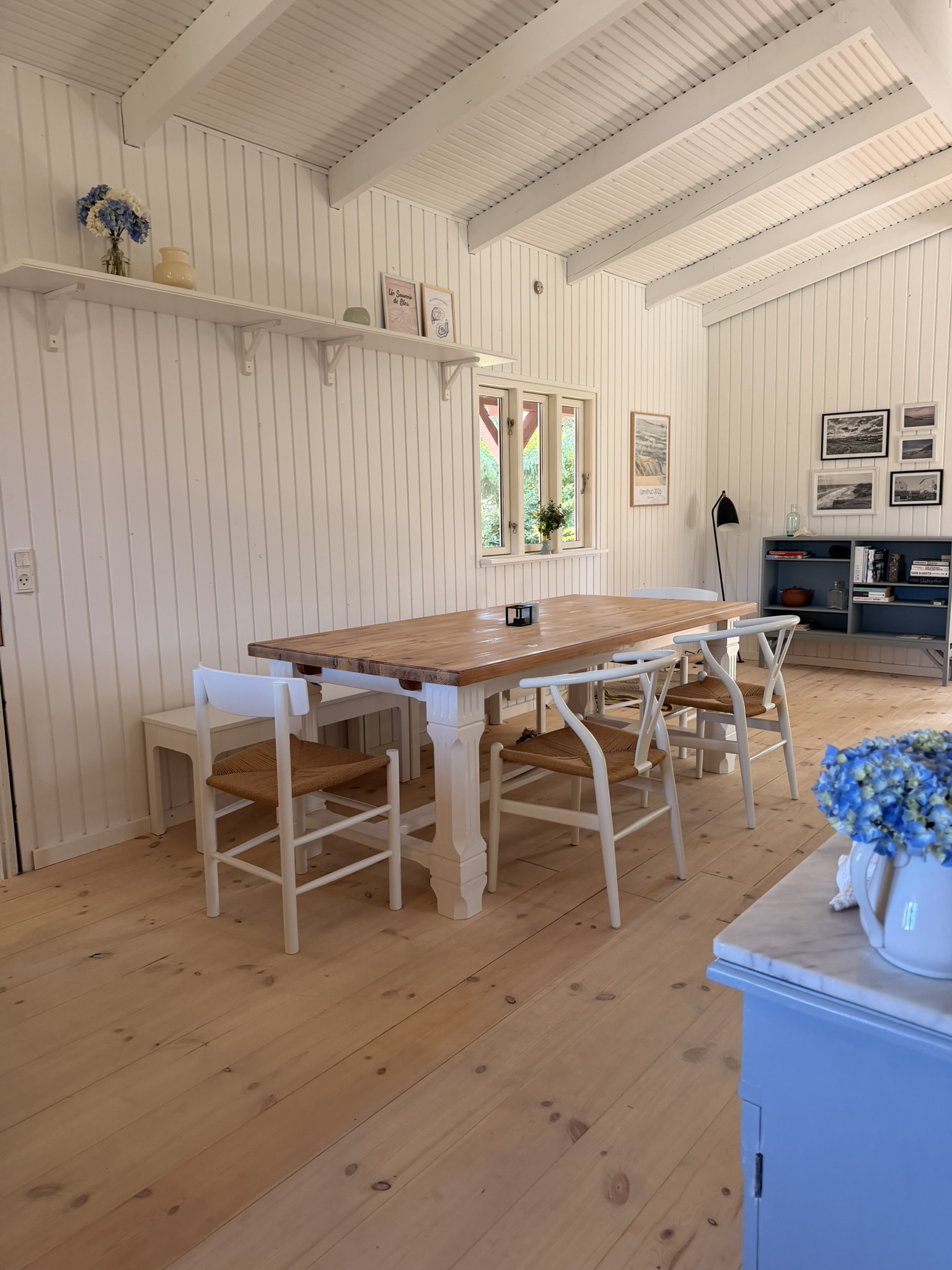 Entréen i VesterLy med bænk og grå hoveddør